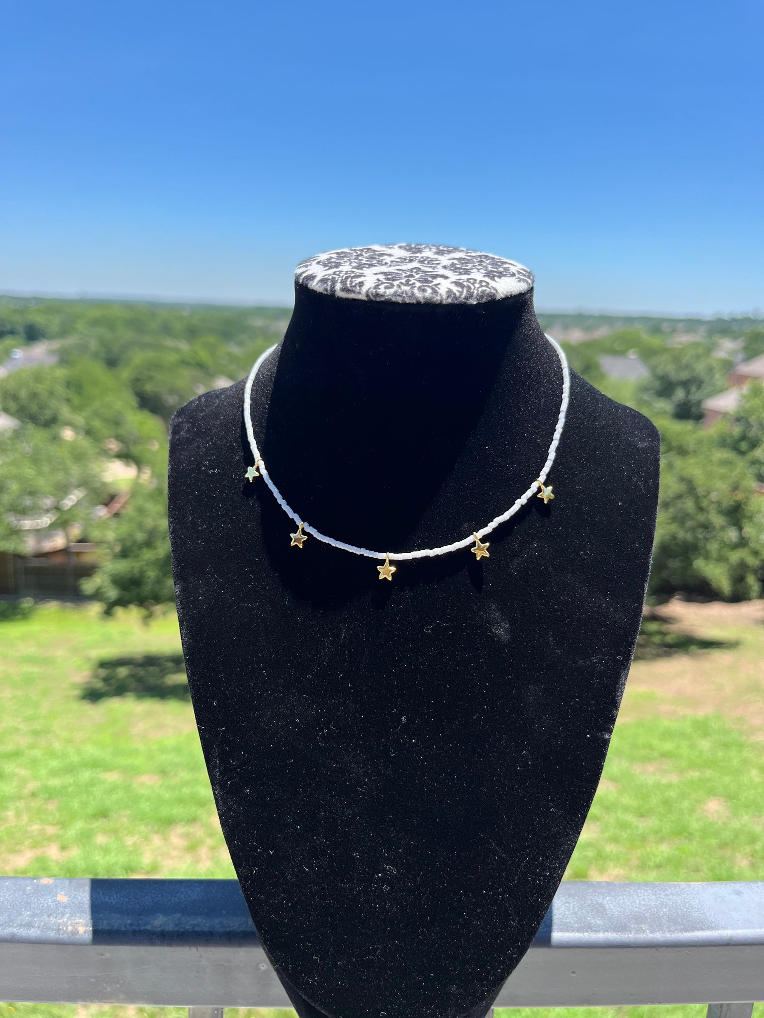 Light Gray Star choker ￼